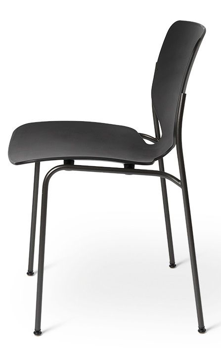 Schwarzer Nova Sea Chair Stuhl Mater, Seitenansicht. Moderner Stuhl mit Metallbeinen für Büro und Wohnbereich.